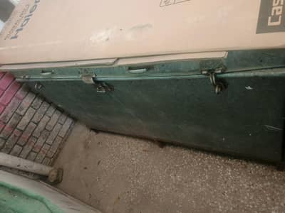 metal storage box (peti] with stand