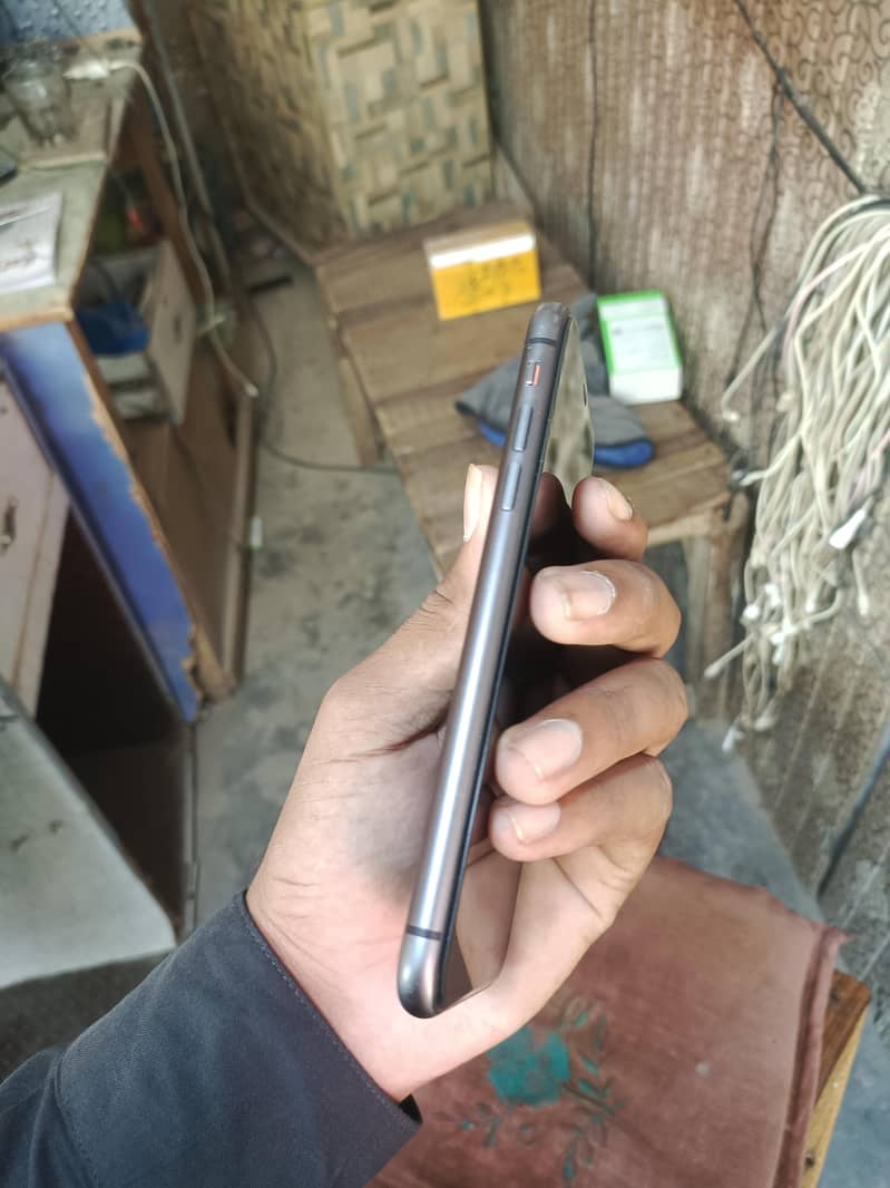 Apple iPhone 11 4