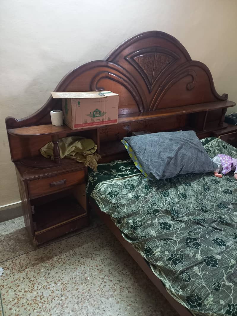Queen size bed 0