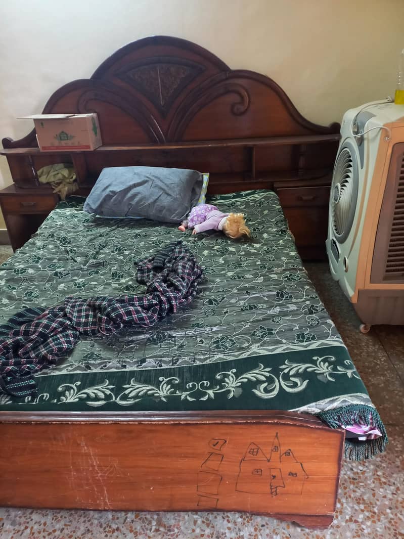 Queen size bed 1