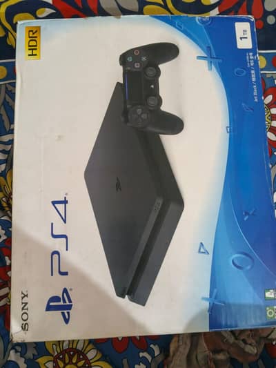PS4 Slim 1TB – Jailbreak 9.00 | 2 Controllers + Charging Station + Cov