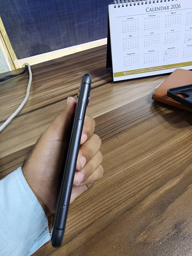 Apple iPhone 11 4