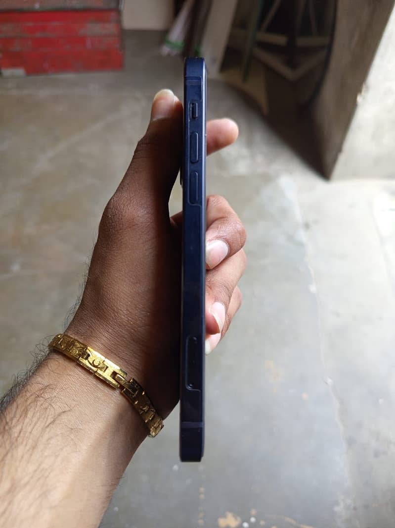 Apple iPhone 12 4