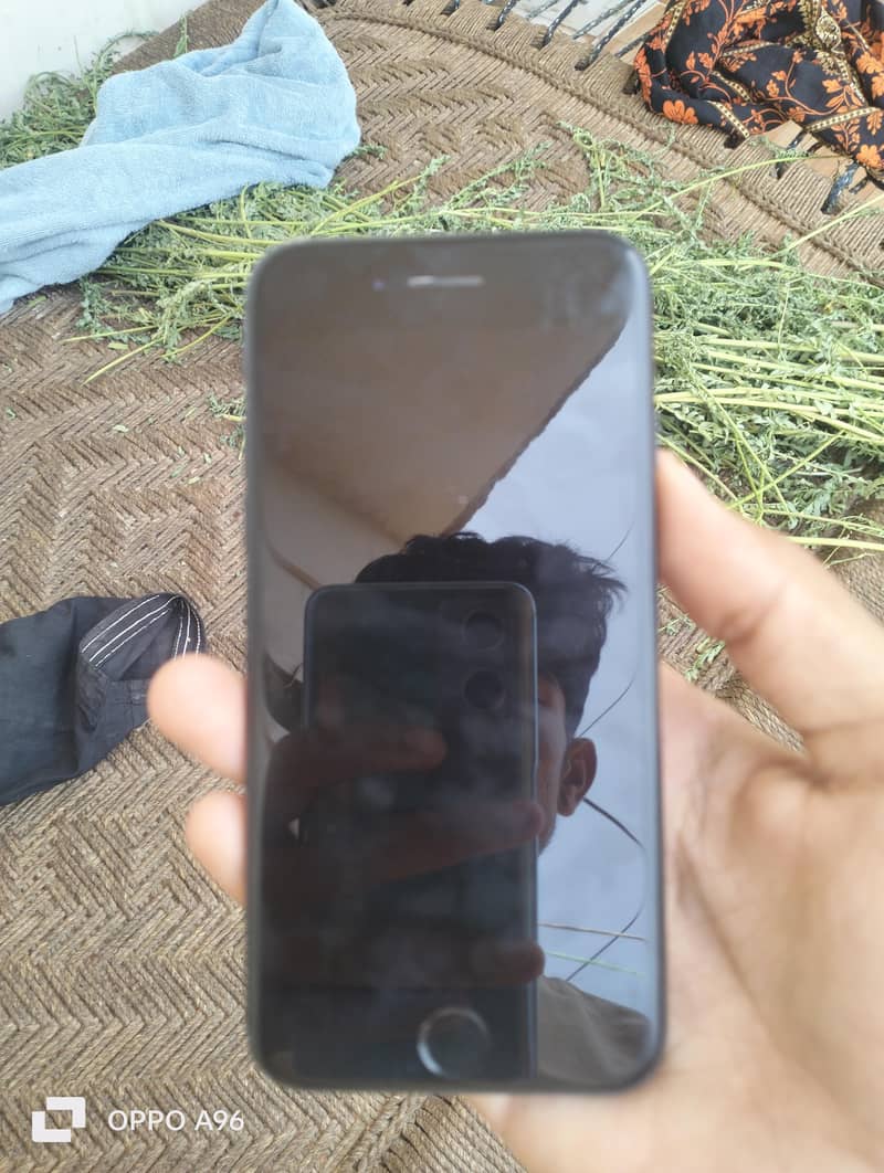 Apple iPhone SE 2020 1