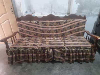 sofas bilkul tik ha 3 sofas ha ik bed ha or sab kuch sath ha