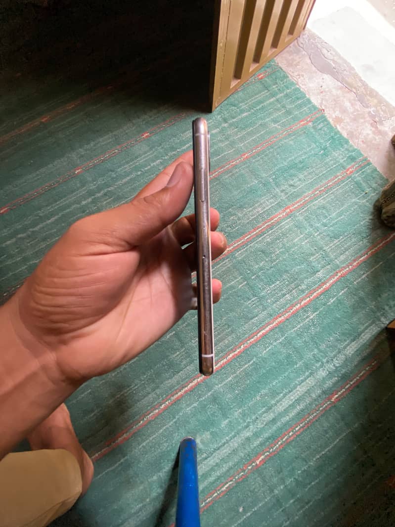 Apple iPhone X 4