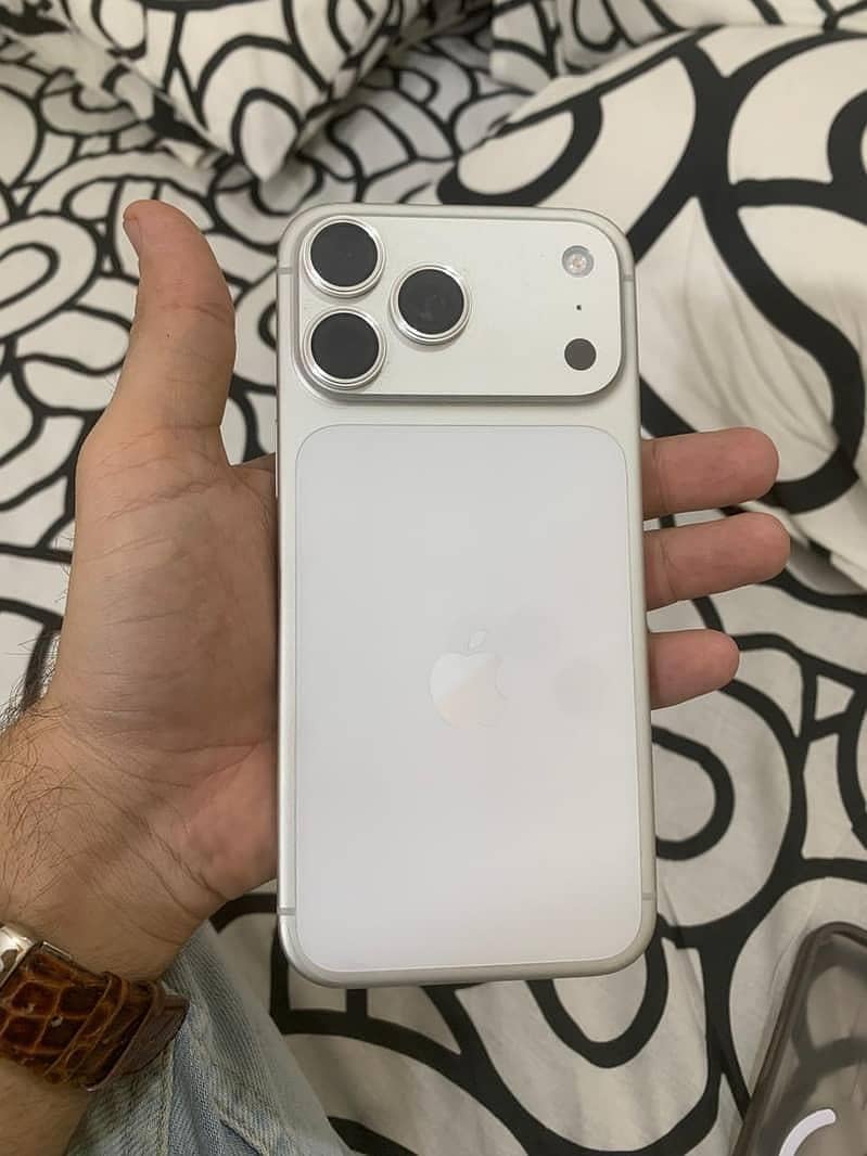 Apple iPhone 17 Pro Max 0