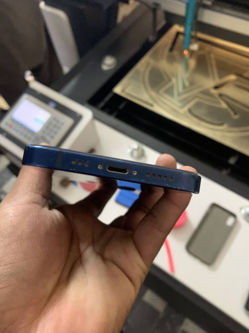 Apple iPhone 12 4