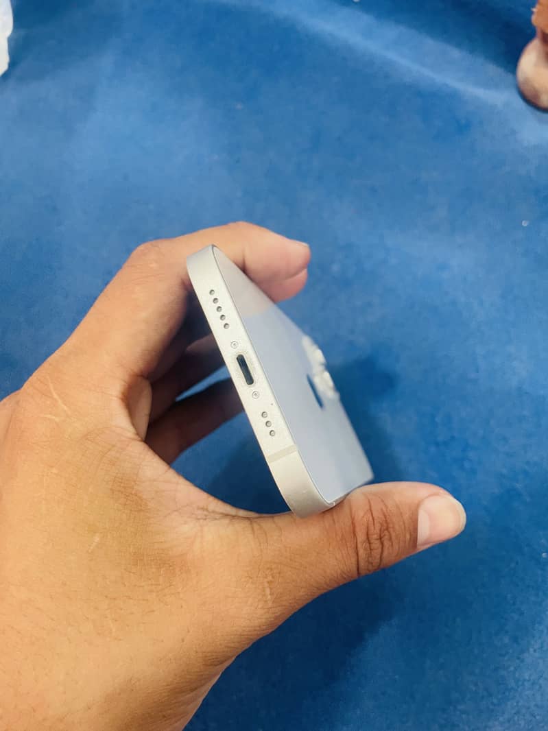 Apple iPhone 13 4