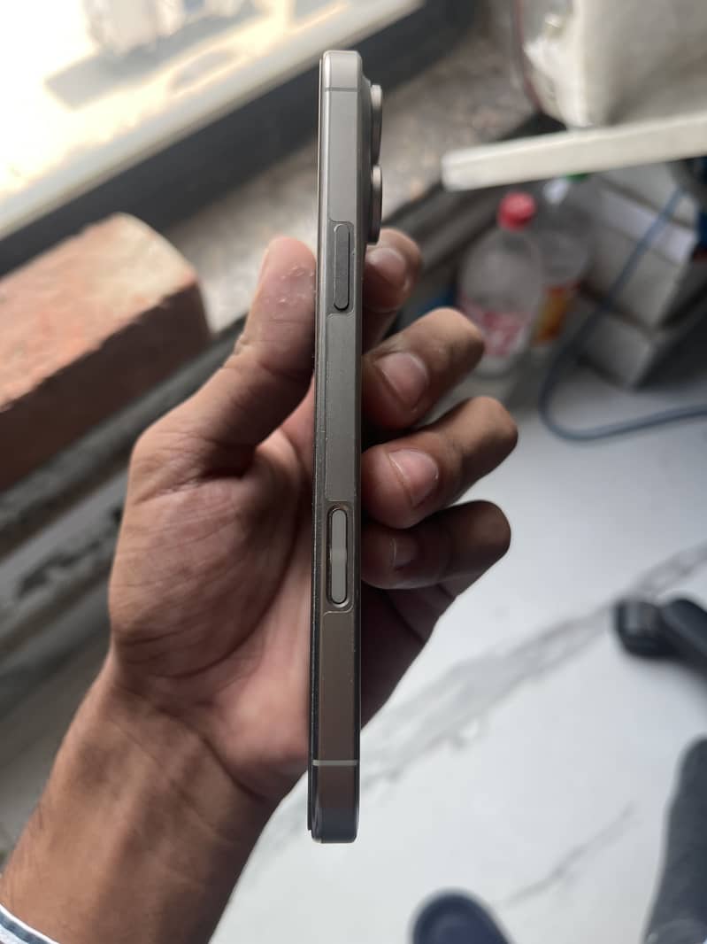 Apple iPhone 16 Pro Max 1
