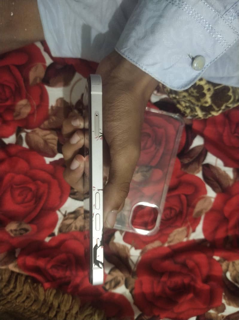 Apple iPhone 13 2