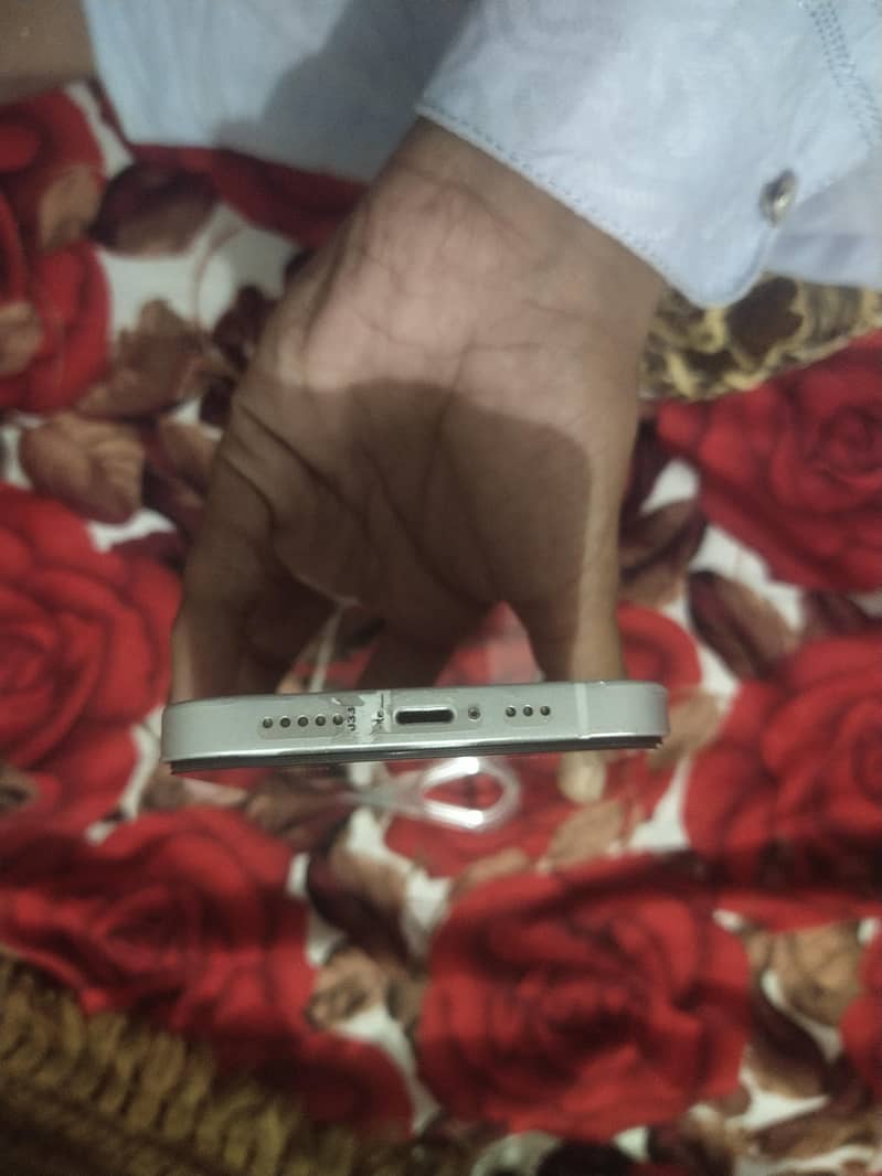 Apple iPhone 13 4
