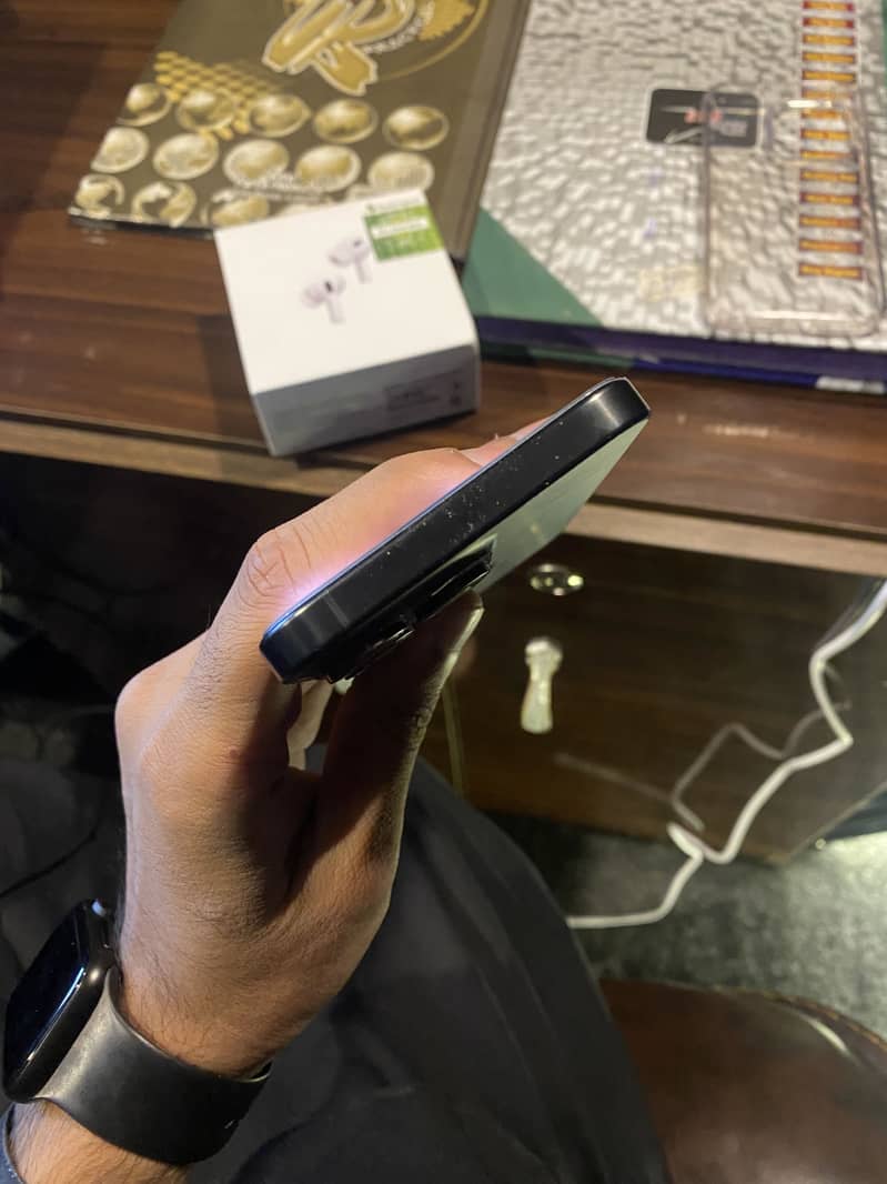 Apple iPhone 15 Pro Max 4