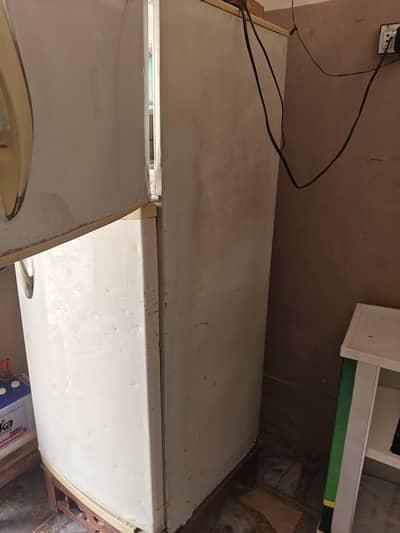 fridge thk ha urgent sale krni ha