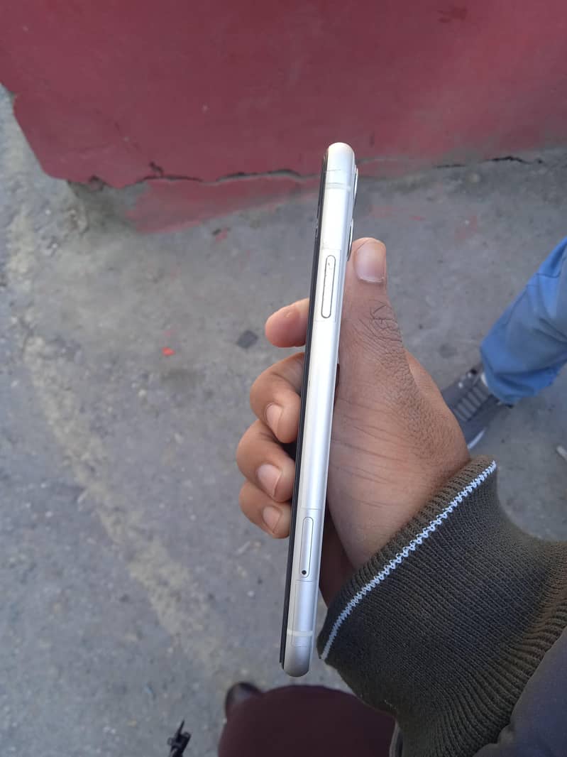 Apple iPhone 11 3