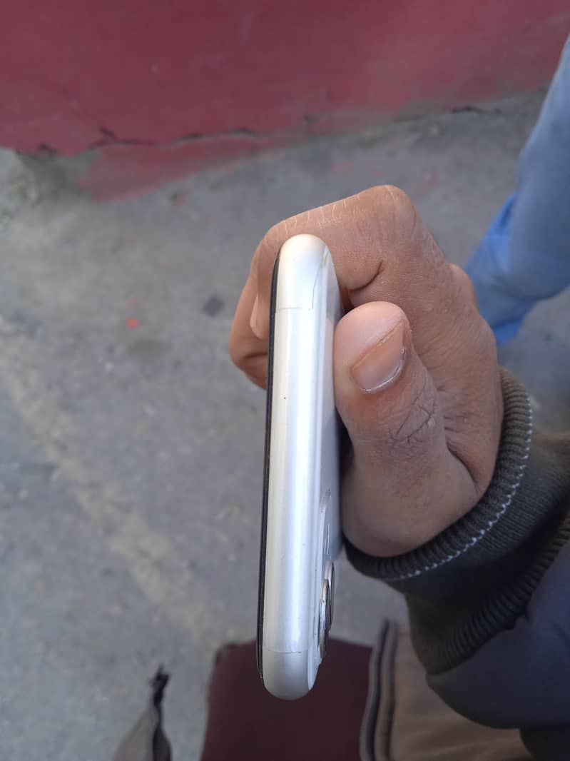 Apple iPhone 11 4