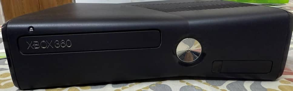 Xbox 360 original packing accessories and 2 controllers
