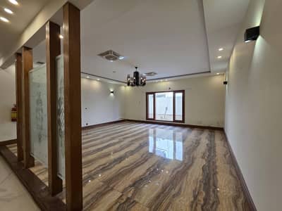 1000 Square Yard Bungalow Available For Rent
