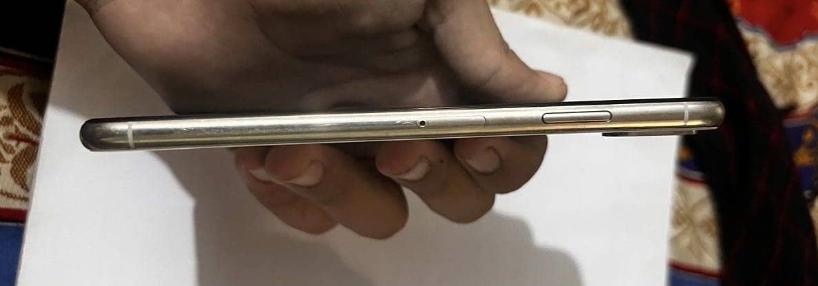 Apple iPhone XS Max 7