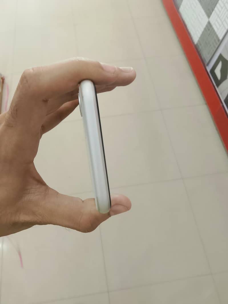 Apple iPhone 11 4