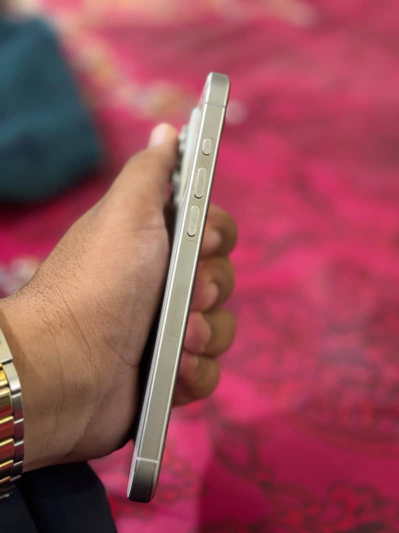 Apple iPhone 15 Pro Max 6