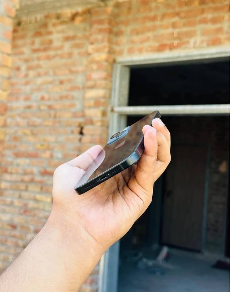 Apple iPhone 13 8
