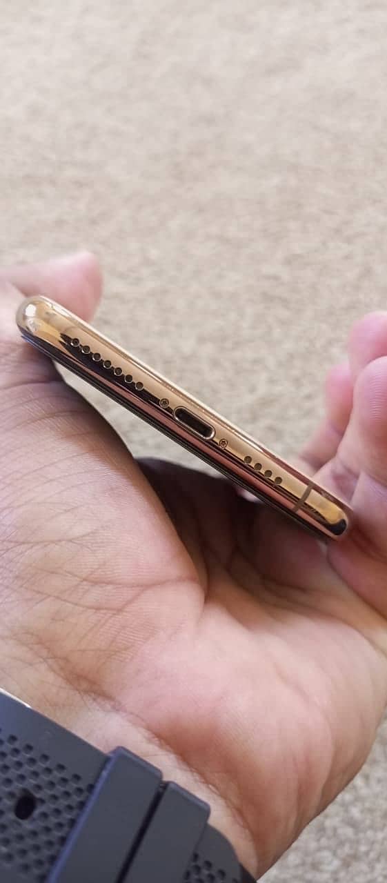 Apple iPhone 11 Pro Max 4