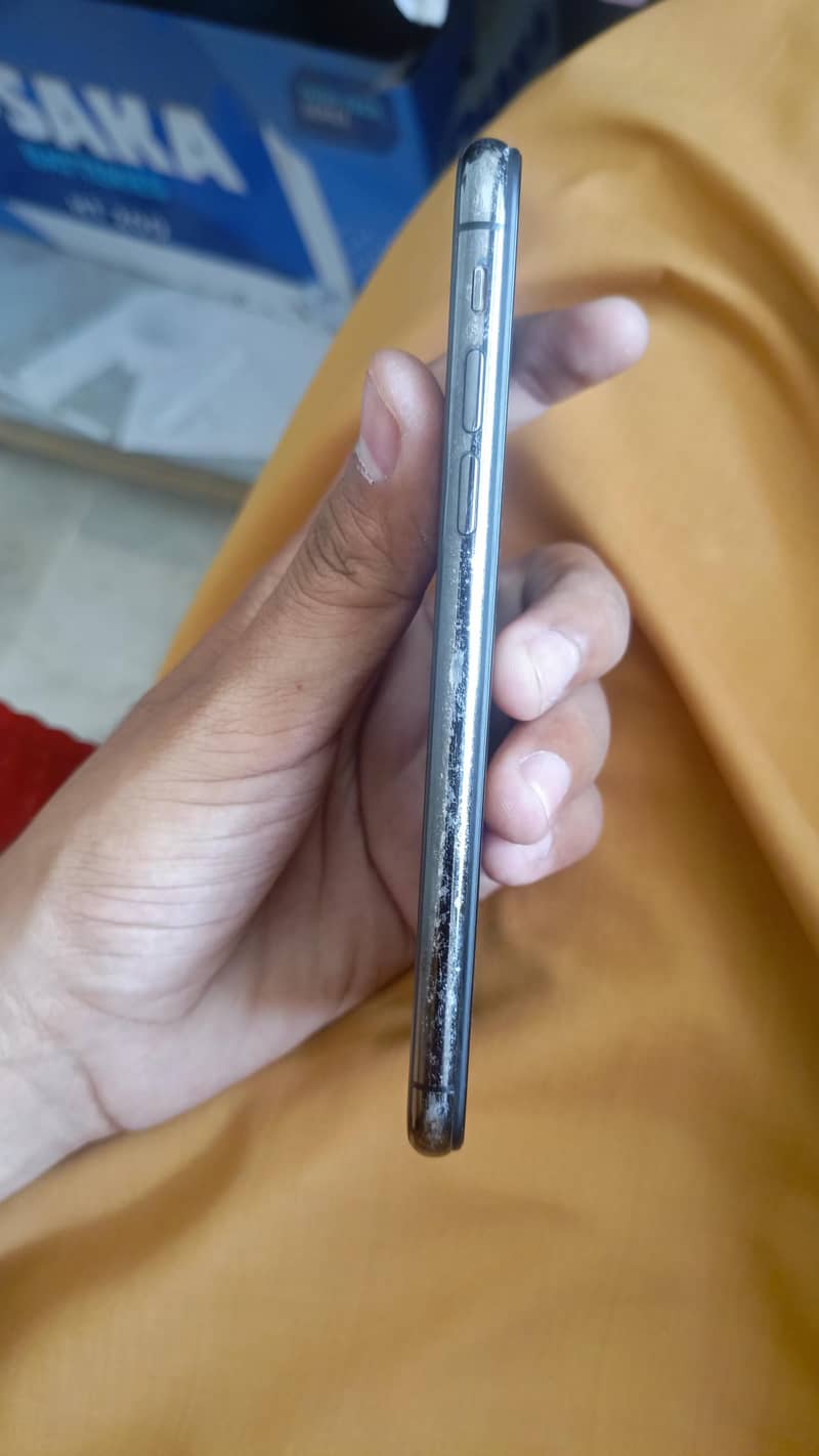 Apple iPhone X 4