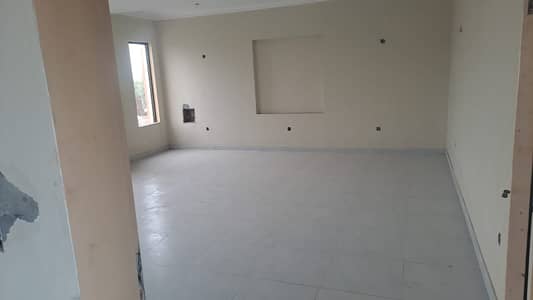 1 KANAL 3 FLOORS BUILDING AVAILABLE FOR SILENT OFFICE IN PINE AVENUE ROAD WITH 90 FIT ROAD IN A VERY HOT LOCATION OF LAHORE