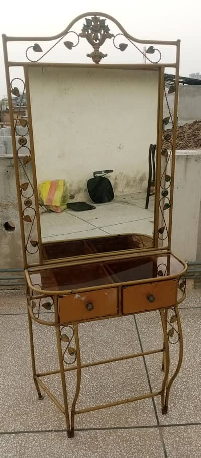 Dressing table iron gold color