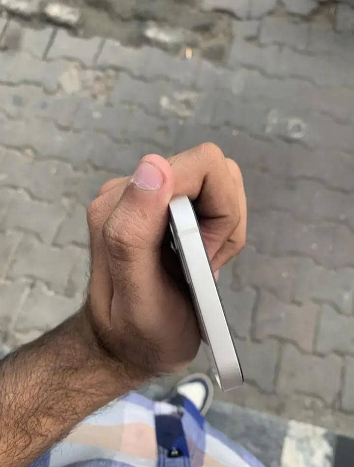 Apple iPhone 12 4