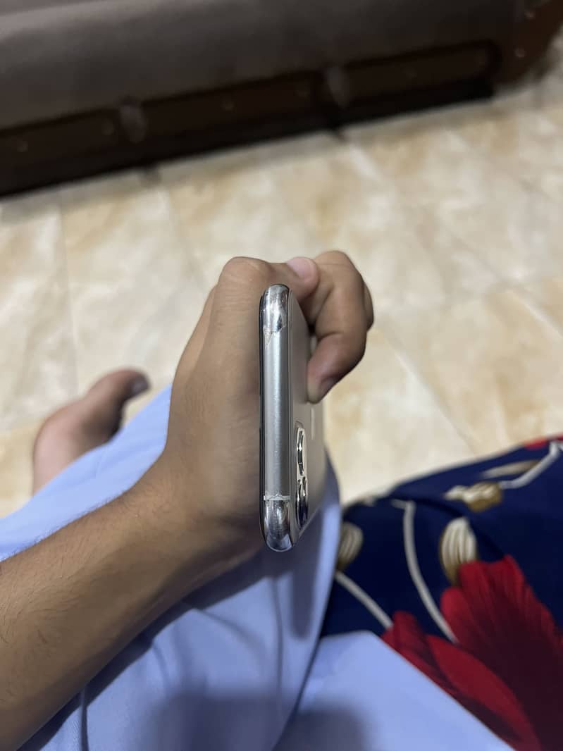 Apple iPhone 11 Pro 1