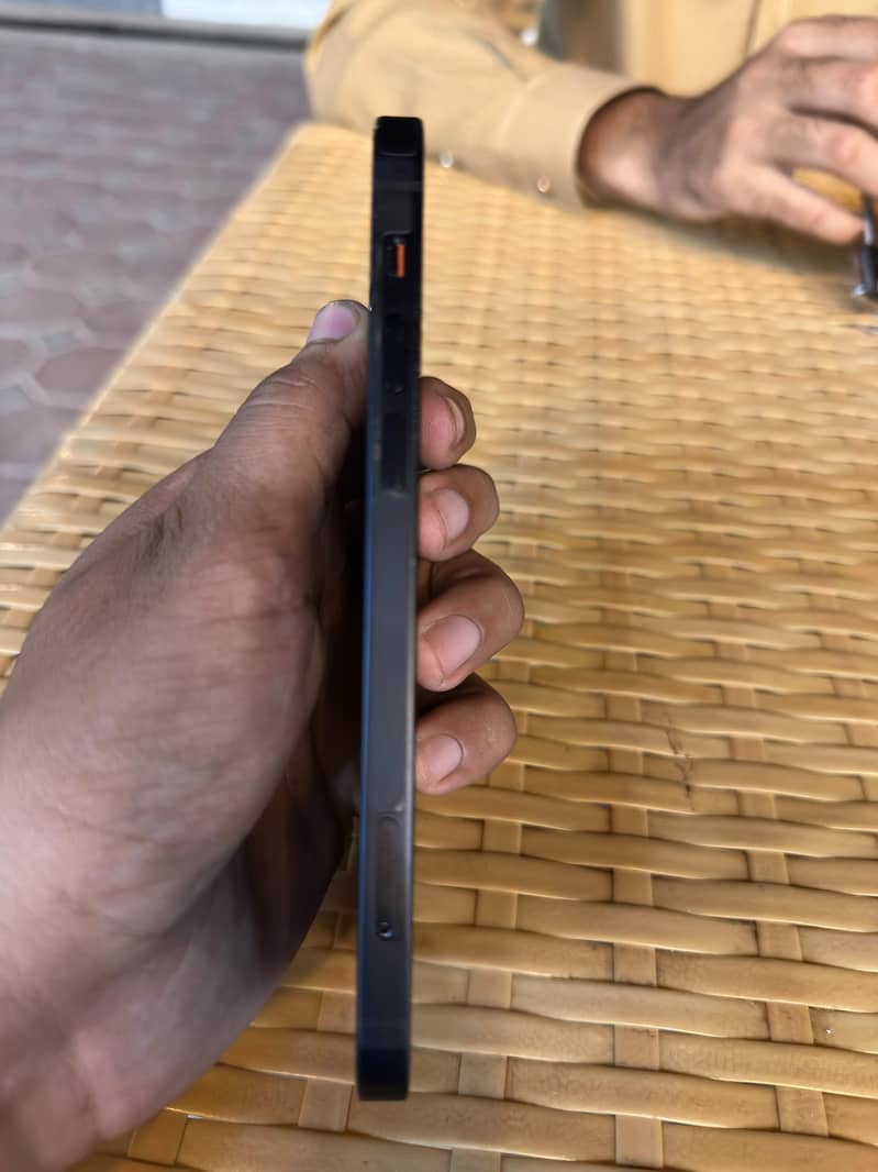 Apple iPhone 12 4