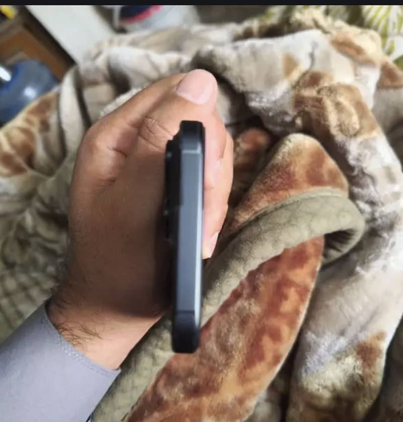 Apple iPhone 16 Pro Max 1
