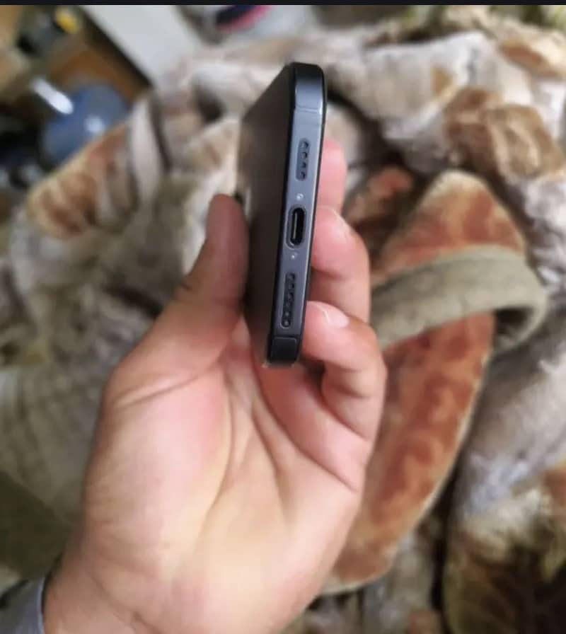 Apple iPhone 16 Pro Max 4