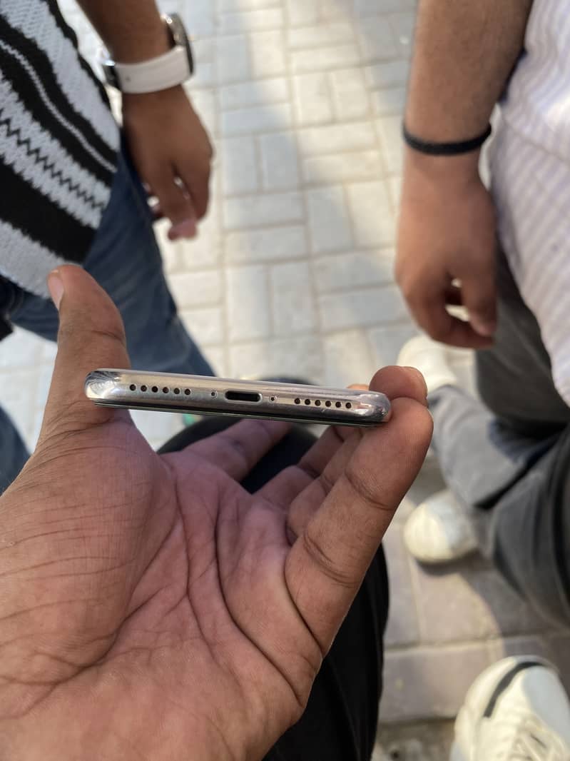 Apple iPhone X 4