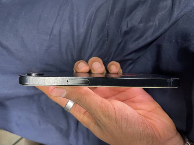 Apple iPhone 16e 0