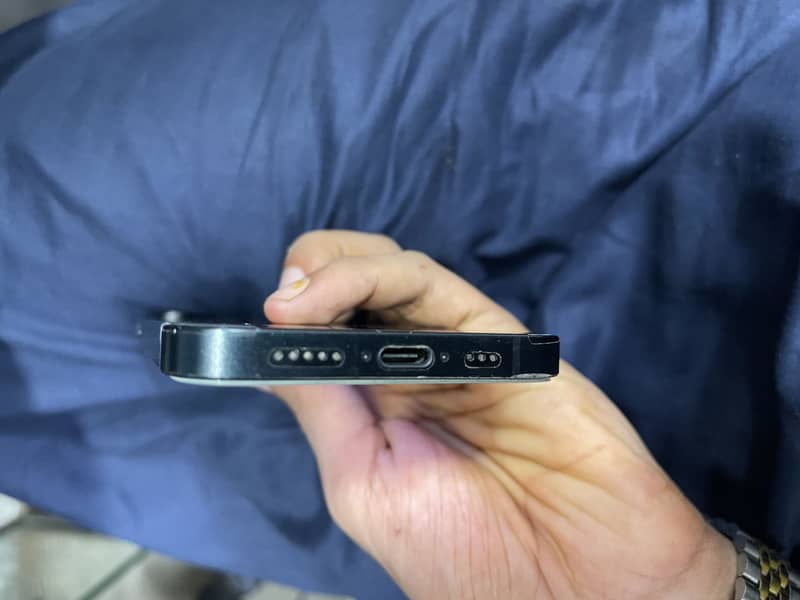 Apple iPhone 16e 1