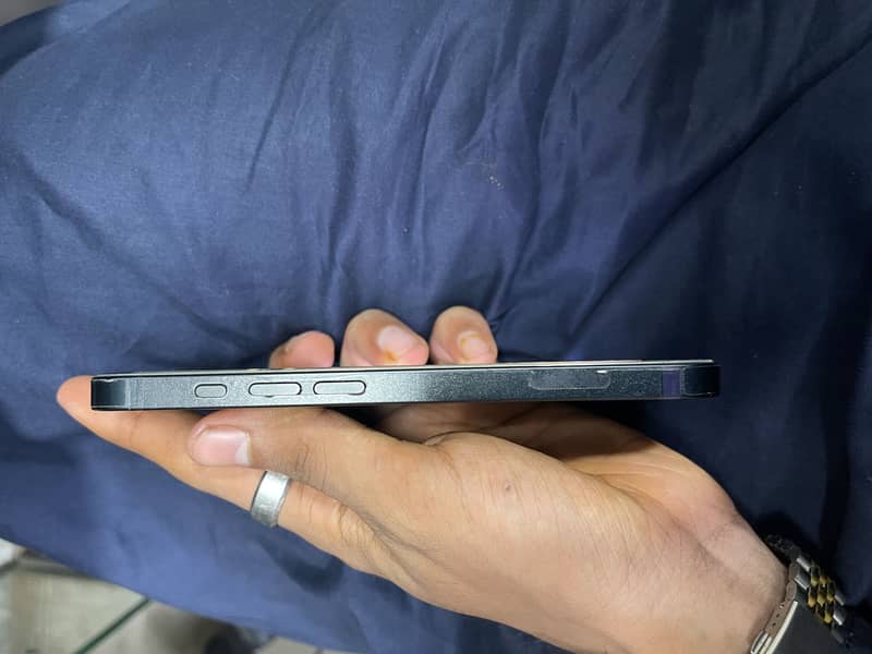 Apple iPhone 16e 3