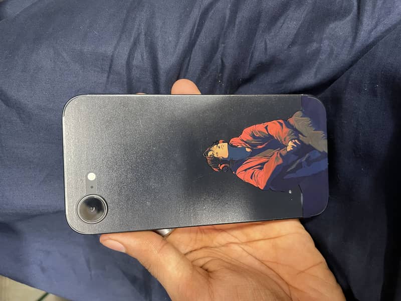 Apple iPhone 16e 4