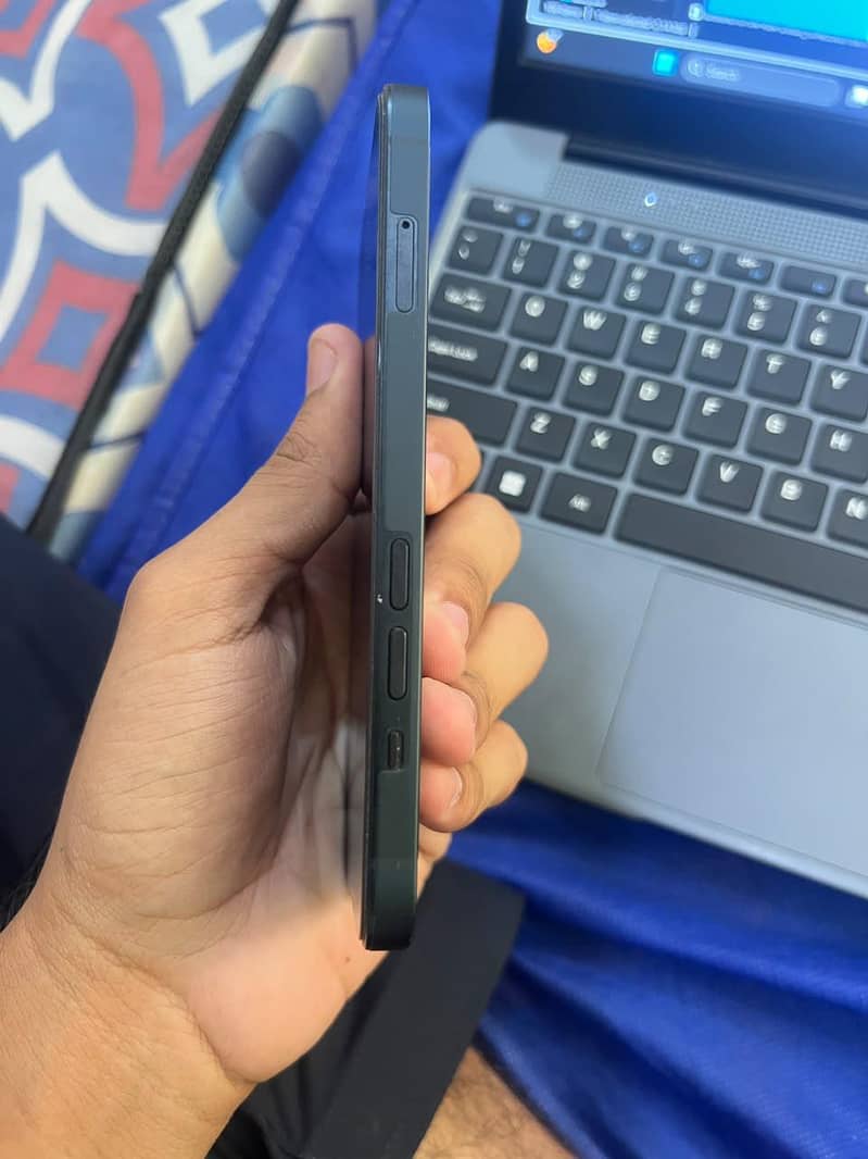Apple iPhone 13 5