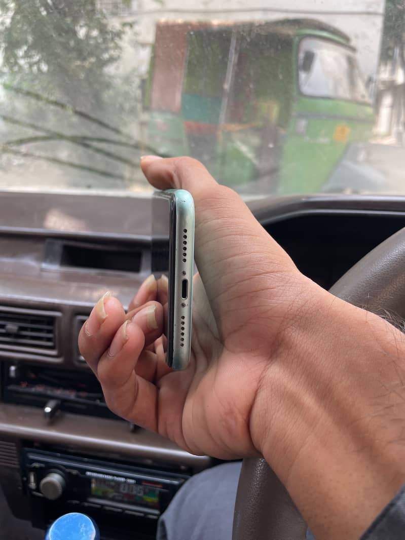 Apple iPhone 11 3
