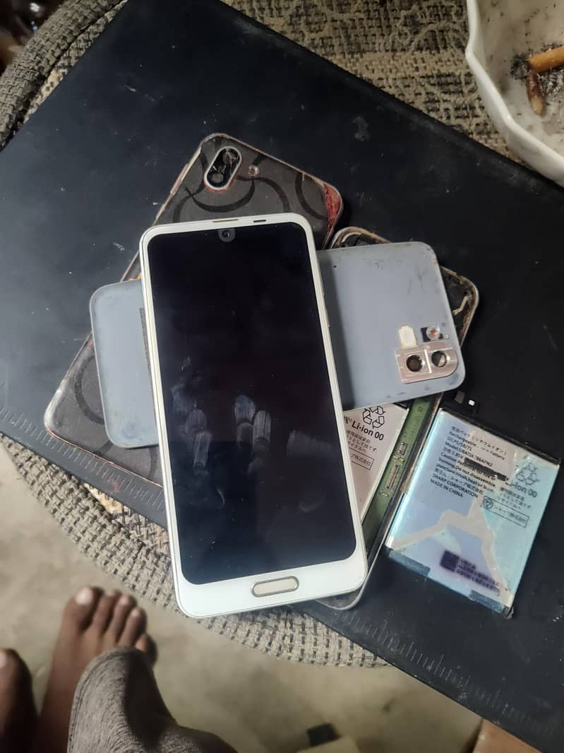 Sharp Aquos R2 4