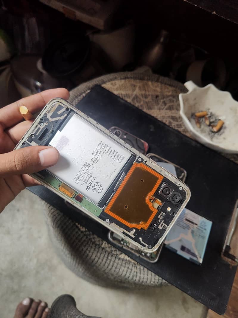 Sharp Aquos R2 6