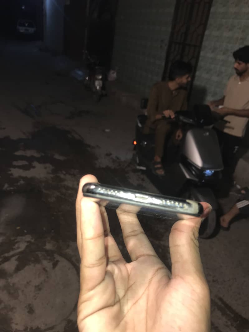 Apple iPhone X 4