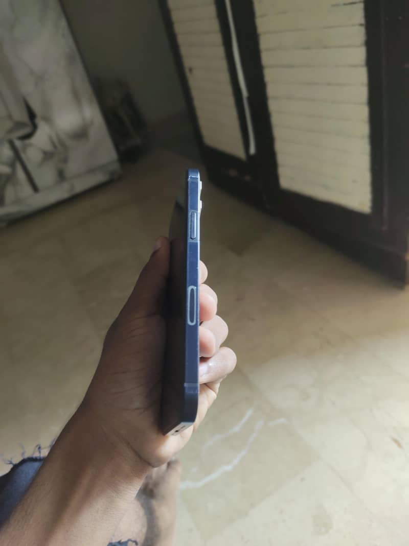 Apple iPhone 12 4