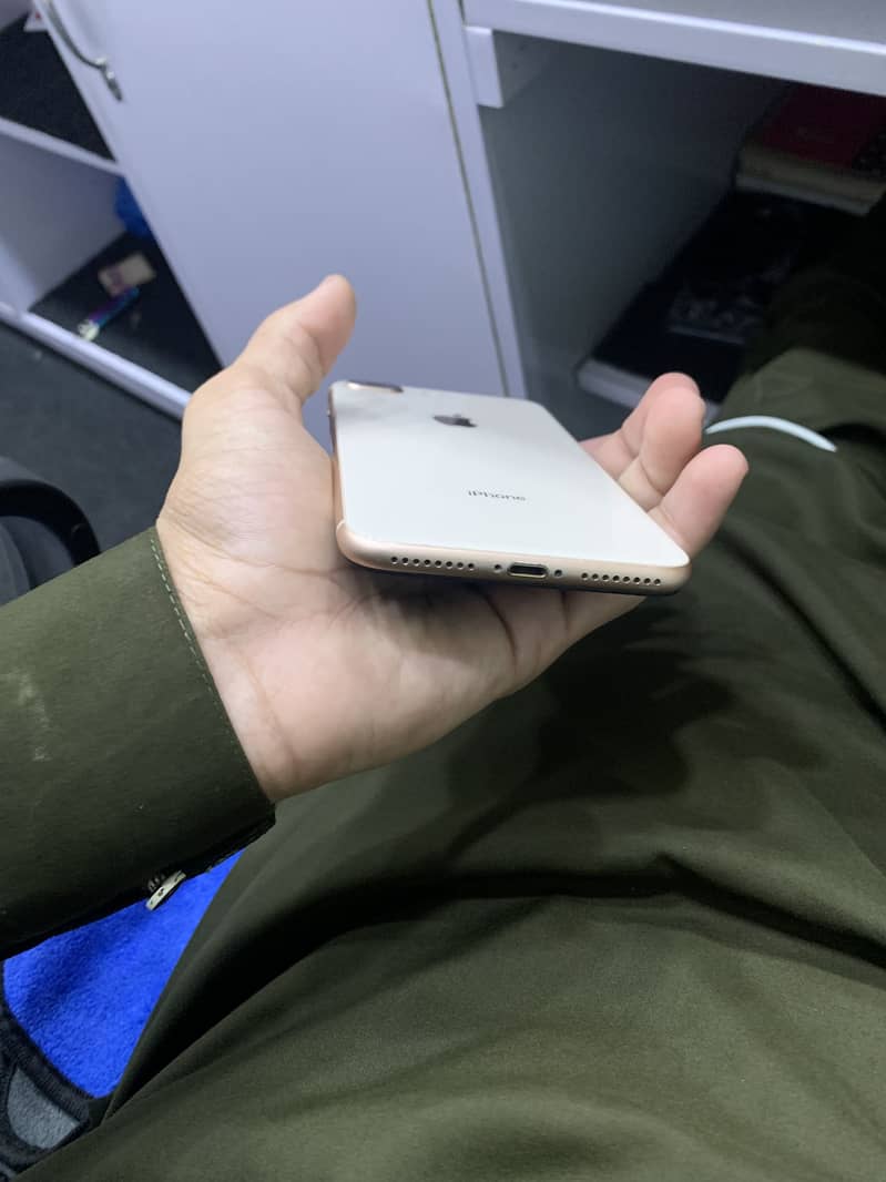 Apple iPhone 8 Plus 3