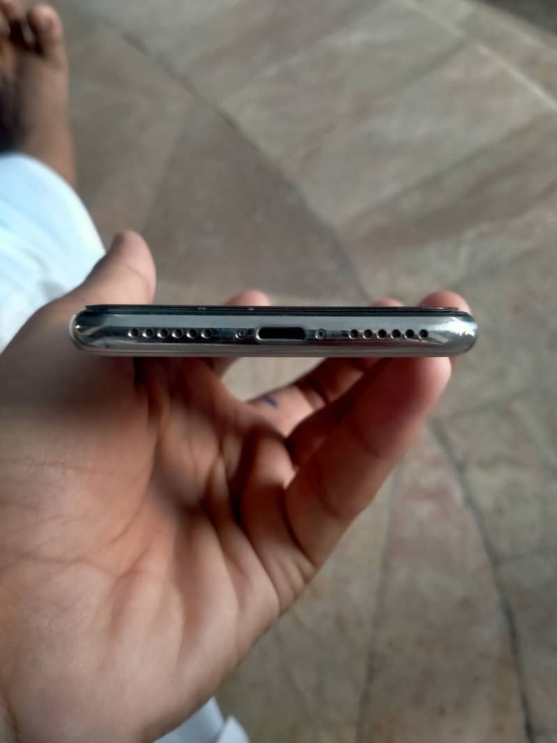 Apple iPhone X 4