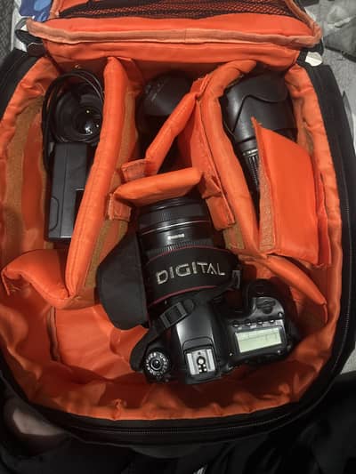 Canon Eos 60d with a good condition not used that much