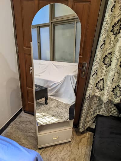 Modern Sliding Mirror Dressing Table with Storage